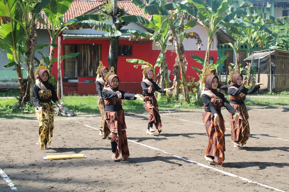 Kekompakan tim dalam menyelesaikan tantangan lomba