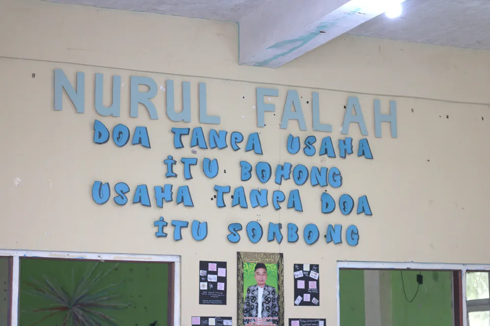 Suasana lingkungan SMA Plus Nurul Falah selama rangkaian pemilihan OSIS