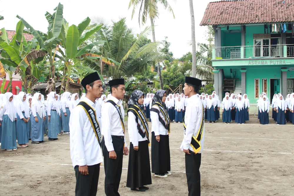 Petugas upacara berbaris dengan khidmat di halaman SMA Plus Nurul Falah Sruweng