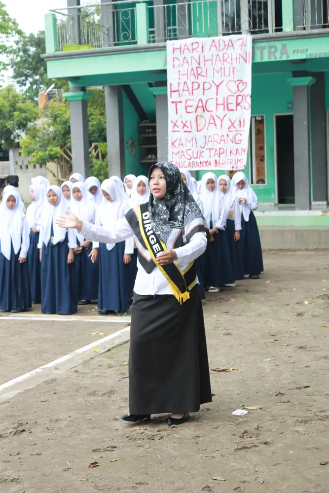 Guru dirigent memimpin jalannya upacara