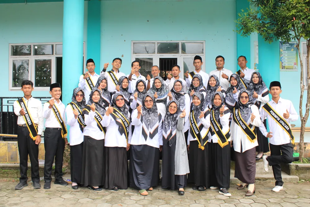 Foto bersama guru, staff, dan pimpinan sekolah SMA Plus Nurul Falah