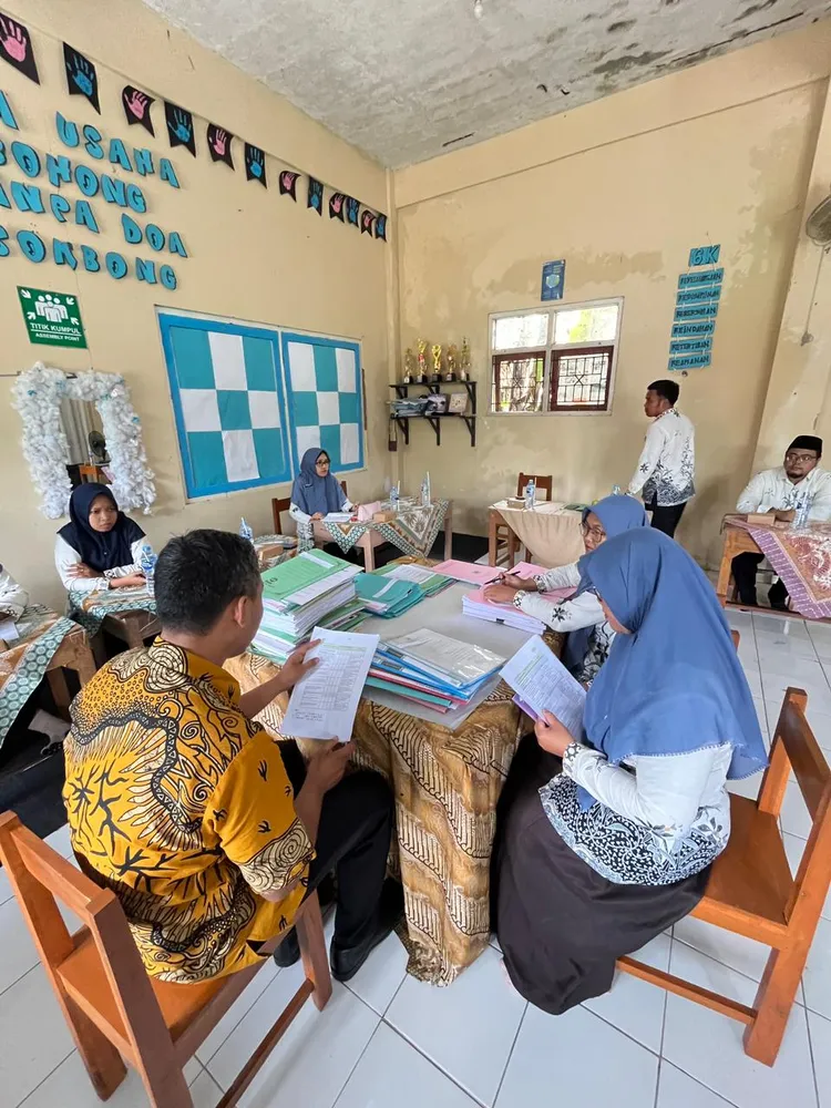 Proses pemeriksaan dokumen pendukung oleh tim penilai bersama kepala sekolah