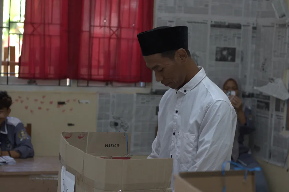 Guru menyiapkan proses pemungutan suara OSIS