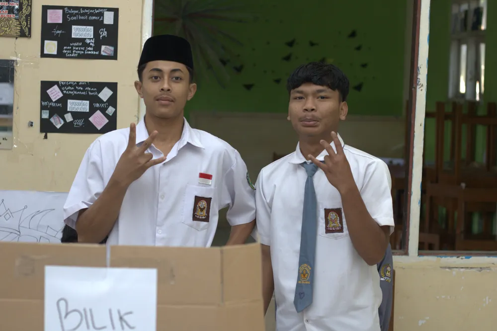 Siswa menggunakan hak pilihnya dalam pemungutan suara OSIS